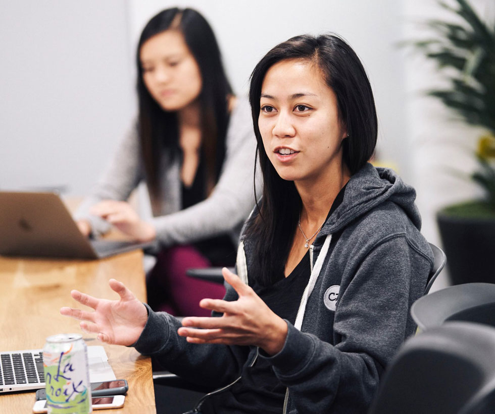 جلسه استخدام و صحبت درباره خود